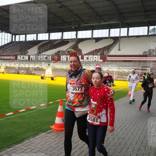 07.12.2025 - St. Pauli X-Mass-Run No. 15 Fabian Wolf http://msf.ph/oto/9424101 07.12.2025 12:04:57 Ziel 3021, 3175, 3176, 3487, 3569, 3577, 3581, 4329, 4417, 4418, 4420 meine-sportfotos.de
