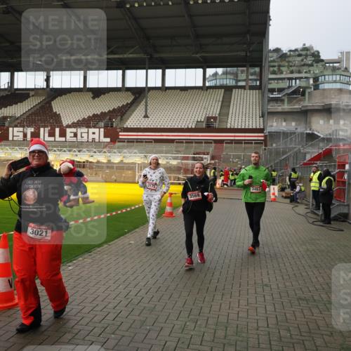 07.12.2025 - St. Pauli X-Mass-Run No. 15 Fabian Wolf http://msf.ph/oto/9424104 07.12.2025 12:04:59 Ziel 3021, 3175, 3176, 3487, 3569, 3577, 3581, 4329 meine-sportfotos.de