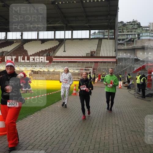 07.12.2025 - St. Pauli X-Mass-Run No. 15 Fabian Wolf http://msf.ph/oto/9424105 07.12.2025 12:04:59 Ziel 3021, 3175, 3176, 3487, 3569, 3577, 3581, 4329 meine-sportfotos.de