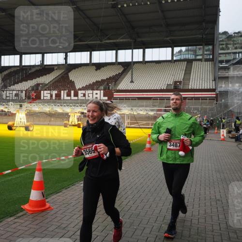 07.12.2025 - St. Pauli X-Mass-Run No. 15 Fabian Wolf http://msf.ph/oto/9424108 07.12.2025 12:05:00 Ziel 3021, 3175, 3176, 3372, 3487, 3569, 3577, 3581, 4329 meine-sportfotos.de
