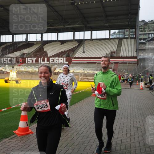 07.12.2025 - St. Pauli X-Mass-Run No. 15 Fabian Wolf http://msf.ph/oto/9424109 07.12.2025 12:05:00 Ziel 3021, 3175, 3176, 3372, 3487, 3569, 3577, 3581, 4329 meine-sportfotos.de