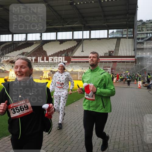 07.12.2025 - St. Pauli X-Mass-Run No. 15 Fabian Wolf http://msf.ph/oto/9424110 07.12.2025 12:05:01 Ziel 1444, 1445, 3021, 3175, 3176, 3372, 3487, 3569, 3577, 3581, 4329 meine-sportfotos.de