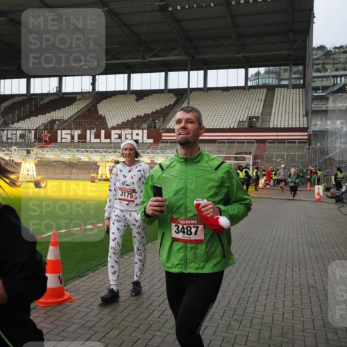 07.12.2025 - St. Pauli X-Mass-Run No. 15 Fabian Wolf http://msf.ph/oto/9424111 07.12.2025 12:05:01 Ziel 1444, 1445, 3021, 3175, 3176, 3372, 3487, 3569, 3577, 3581, 4329 meine-sportfotos.de