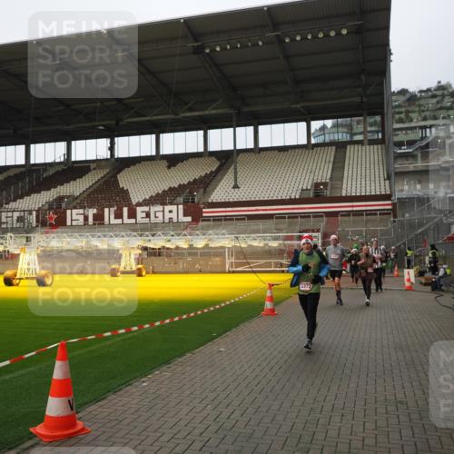 07.12.2025 - St. Pauli X-Mass-Run No. 15 Fabian Wolf http://msf.ph/oto/9424116 07.12.2025 12:05:05 Ziel 1304, 1444, 1445, 1446, 3175, 3176, 3273, 3279, 3372, 3487, 3569, 3577, 4329 meine-sportfotos.de