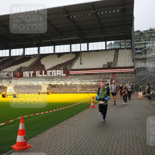 07.12.2025 - St. Pauli X-Mass-Run No. 15 Fabian Wolf http://msf.ph/oto/9424117 07.12.2025 12:05:05 Ziel 1304, 1444, 1445, 1446, 3175, 3176, 3273, 3279, 3372, 3487, 3569, 3577, 4329 meine-sportfotos.de