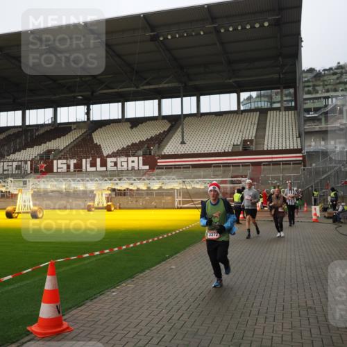 07.12.2025 - St. Pauli X-Mass-Run No. 15 Fabian Wolf http://msf.ph/oto/9424119 07.12.2025 12:05:06 Ziel 1304, 1444, 1445, 1446, 3175, 3176, 3268, 3273, 3279, 3372, 3487, 3569, 3577, 4329 meine-sportfotos.de