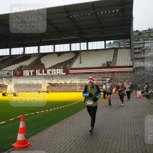 07.12.2025 - St. Pauli X-Mass-Run No. 15 Fabian Wolf http://msf.ph/oto/9424120 07.12.2025 12:05:06 Ziel 1304, 1444, 1445, 1446, 3175, 3176, 3268, 3273, 3279, 3372, 3487, 3569, 3577, 4329 meine-sportfotos.de