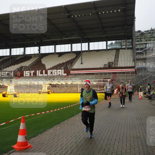 07.12.2025 - St. Pauli X-Mass-Run No. 15 Fabian Wolf http://msf.ph/oto/9424121 07.12.2025 12:05:06 Ziel 1304, 1444, 1445, 1446, 3175, 3176, 3268, 3273, 3279, 3372, 3487, 3569, 3577, 4329 meine-sportfotos.de