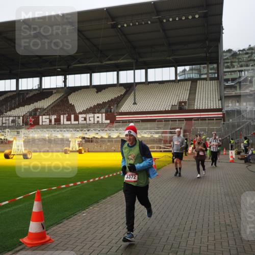 07.12.2025 - St. Pauli X-Mass-Run No. 15 Fabian Wolf http://msf.ph/oto/9424122 07.12.2025 12:05:06 Ziel 1304, 1444, 1445, 1446, 3175, 3176, 3268, 3273, 3279, 3372, 3487, 3569, 3577, 4329 meine-sportfotos.de