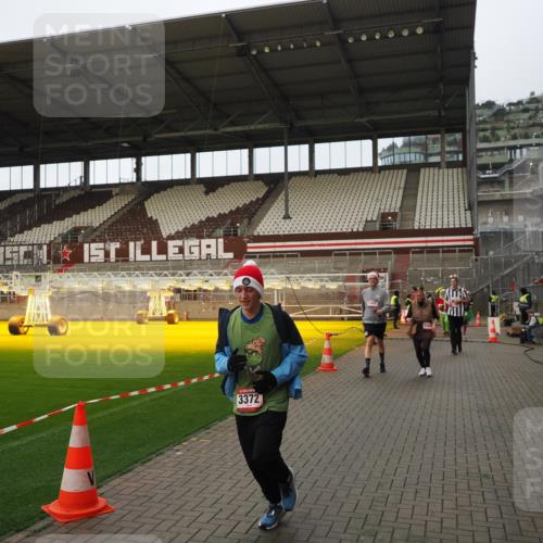 07.12.2025 - St. Pauli X-Mass-Run No. 15 Fabian Wolf http://msf.ph/oto/9424123 07.12.2025 12:05:07 Ziel 1304, 1444, 1445, 1446, 3175, 3176, 3268, 3273, 3279, 3372, 3487, 3569, 4748 meine-sportfotos.de