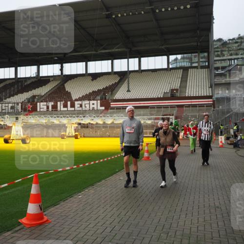 07.12.2025 - St. Pauli X-Mass-Run No. 15 Fabian Wolf http://msf.ph/oto/9424126 07.12.2025 12:05:09 Ziel 666, 860, 1304, 1444, 1445, 1446, 3268, 3273, 3279, 3372, 3569, 4748 meine-sportfotos.de