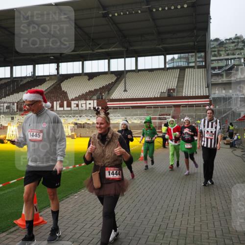 07.12.2025 - St. Pauli X-Mass-Run No. 15 Fabian Wolf http://msf.ph/oto/9424133 07.12.2025 12:05:12 Ziel 666, 860, 1304, 1444, 1445, 1446, 3268, 3273, 3279, 3372, 4748 meine-sportfotos.de