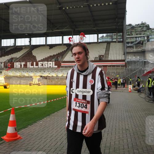 07.12.2025 - St. Pauli X-Mass-Run No. 15 Fabian Wolf http://msf.ph/oto/9424140 07.12.2025 12:05:15 Ziel 666, 860, 1304, 1444, 1445, 1446, 1781, 2227, 3268, 3273, 3279, 3372, 4748 meine-sportfotos.de