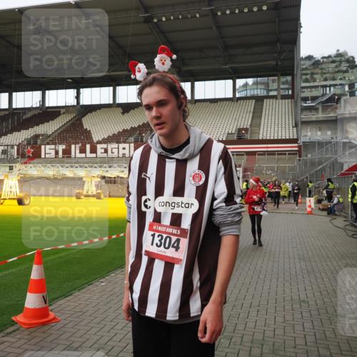 07.12.2025 - St. Pauli X-Mass-Run No. 15 Fabian Wolf http://msf.ph/oto/9424141 07.12.2025 12:05:15 Ziel 666, 860, 1304, 1444, 1445, 1446, 1781, 2227, 3268, 3273, 3279, 3372, 4748 meine-sportfotos.de