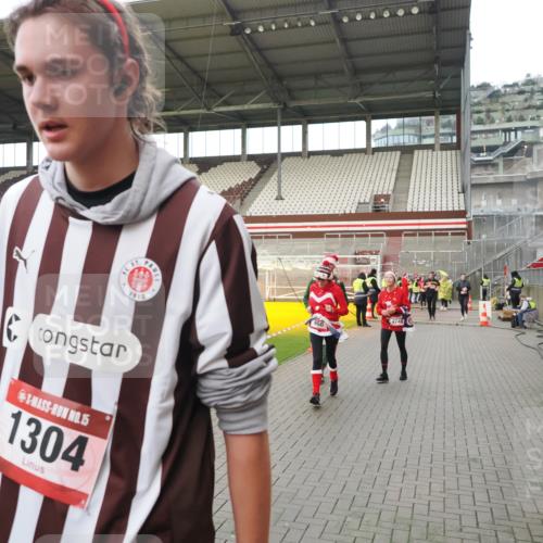 07.12.2025 - St. Pauli X-Mass-Run No. 15 Fabian Wolf http://msf.ph/oto/9424142 07.12.2025 12:05:16 Ziel 666, 860, 1304, 1444, 1445, 1446, 1781, 2227, 3268, 3273, 3279, 3372, 4748 meine-sportfotos.de