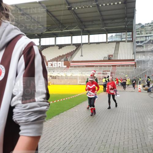 07.12.2025 - St. Pauli X-Mass-Run No. 15 Fabian Wolf http://msf.ph/oto/9424143 07.12.2025 12:05:16 Ziel 666, 860, 1304, 1444, 1445, 1446, 1781, 2227, 3268, 3273, 3279, 3372, 4748 meine-sportfotos.de