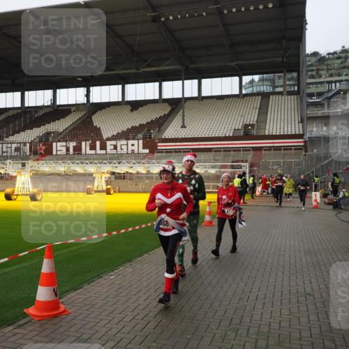 07.12.2025 - St. Pauli X-Mass-Run No. 15 Fabian Wolf http://msf.ph/oto/9424144 07.12.2025 12:05:17 Ziel 666, 860, 1244, 1303, 1304, 1444, 1445, 1446, 1781, 2227, 3268, 3273, 3279, 3372, 4748 meine-sportfotos.de