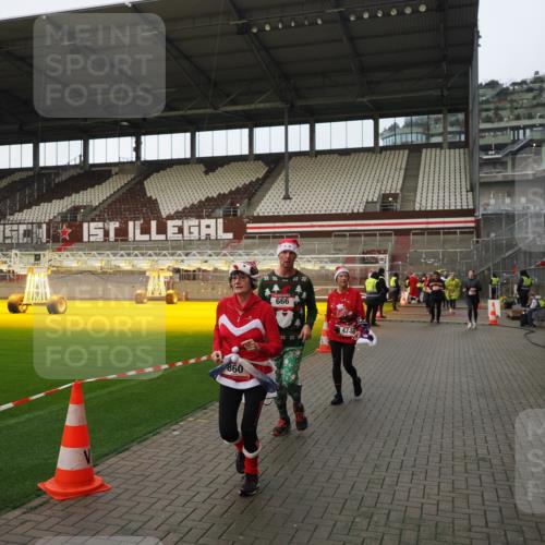 07.12.2025 - St. Pauli X-Mass-Run No. 15 Fabian Wolf http://msf.ph/oto/9424145 07.12.2025 12:05:17 Ziel 666, 860, 1244, 1303, 1304, 1444, 1445, 1446, 1781, 2227, 3268, 3273, 3279, 3372, 4748 meine-sportfotos.de