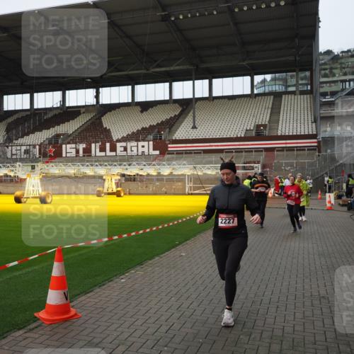 07.12.2025 - St. Pauli X-Mass-Run No. 15 Fabian Wolf http://msf.ph/oto/9424147 07.12.2025 12:05:21 Ziel 666, 860, 1244, 1303, 1304, 1444, 1445, 1446, 1781, 2227, 3268, 3273, 3279, 4719, 4748 meine-sportfotos.de