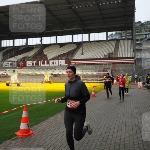 07.12.2025 - St. Pauli X-Mass-Run No. 15 Fabian Wolf http://msf.ph/oto/9424149 07.12.2025 12:05:22 Ziel 666, 860, 1244, 1303, 1304, 1446, 1781, 2227, 3268, 3273, 3279, 4719, 4748, 4789 meine-sportfotos.de