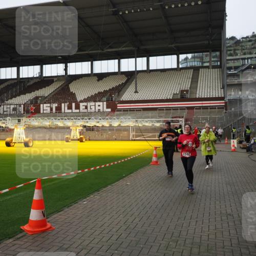 07.12.2025 - St. Pauli X-Mass-Run No. 15 Fabian Wolf http://msf.ph/oto/9424150 07.12.2025 12:05:23 Ziel 666, 860, 1244, 1303, 1304, 1446, 1781, 2227, 3268, 3273, 3279, 4719, 4748, 4789 meine-sportfotos.de