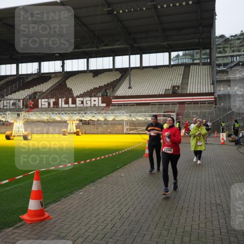 07.12.2025 - St. Pauli X-Mass-Run No. 15 Fabian Wolf http://msf.ph/oto/9424152 07.12.2025 12:05:23 Ziel 666, 860, 1244, 1303, 1304, 1446, 1781, 2227, 3268, 3273, 3279, 4719, 4748, 4789 meine-sportfotos.de