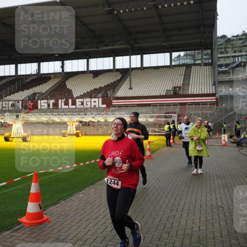 07.12.2025 - St. Pauli X-Mass-Run No. 15 Fabian Wolf http://msf.ph/oto/9424155 07.12.2025 12:05:24 Ziel 666, 860, 1244, 1303, 1446, 1781, 2227, 3268, 3273, 3279, 4719, 4748, 4789 meine-sportfotos.de