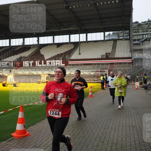 07.12.2025 - St. Pauli X-Mass-Run No. 15 Fabian Wolf http://msf.ph/oto/9424156 07.12.2025 12:05:24 Ziel 666, 860, 1244, 1303, 1446, 1781, 2227, 3268, 3273, 3279, 4719, 4748, 4789 meine-sportfotos.de