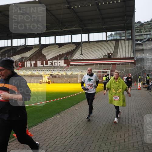 07.12.2025 - St. Pauli X-Mass-Run No. 15 Fabian Wolf http://msf.ph/oto/9424159 07.12.2025 12:05:26 Ziel 666, 860, 1244, 1303, 1781, 2227, 3268, 4719, 4729, 4748, 4787, 4788, 4789 meine-sportfotos.de