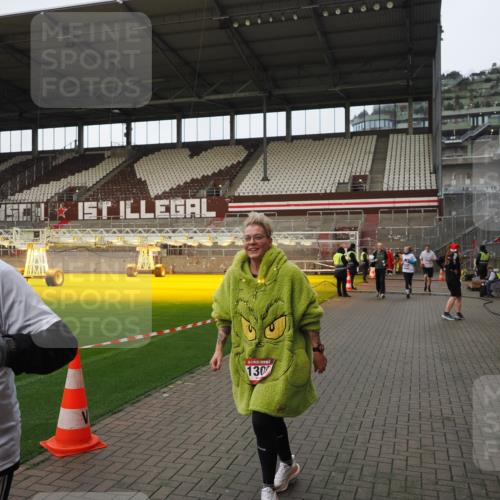 07.12.2025 - St. Pauli X-Mass-Run No. 15 Fabian Wolf http://msf.ph/oto/9424164 07.12.2025 12:05:27 Ziel 666, 860, 1244, 1303, 1781, 2227, 4719, 4729, 4748, 4787, 4788, 4789 meine-sportfotos.de