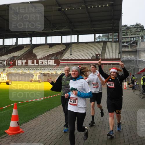 07.12.2025 - St. Pauli X-Mass-Run No. 15 Fabian Wolf http://msf.ph/oto/9424173 07.12.2025 12:05:33 Ziel 1244, 1303, 1781, 2227, 4719, 4729, 4787, 4788, 4789 meine-sportfotos.de