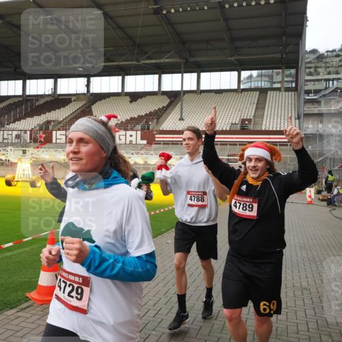 07.12.2025 - St. Pauli X-Mass-Run No. 15 Fabian Wolf http://msf.ph/oto/9424176 07.12.2025 12:05:34 Ziel 1244, 1303, 1781, 2227, 4719, 4729, 4787, 4788, 4789 meine-sportfotos.de