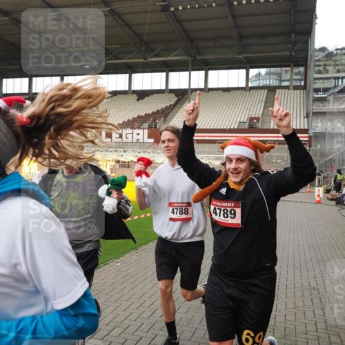 07.12.2025 - St. Pauli X-Mass-Run No. 15 Fabian Wolf http://msf.ph/oto/9424177 07.12.2025 12:05:34 Ziel 1244, 1303, 1781, 2227, 4719, 4729, 4787, 4788, 4789 meine-sportfotos.de