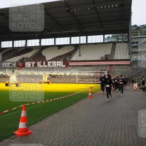 07.12.2025 - St. Pauli X-Mass-Run No. 15 Fabian Wolf http://msf.ph/oto/9424180 07.12.2025 12:05:50 Ziel 5, 6, 3106, 3107, 3137, 4176, 4307, 4326, 4327, 4357 meine-sportfotos.de