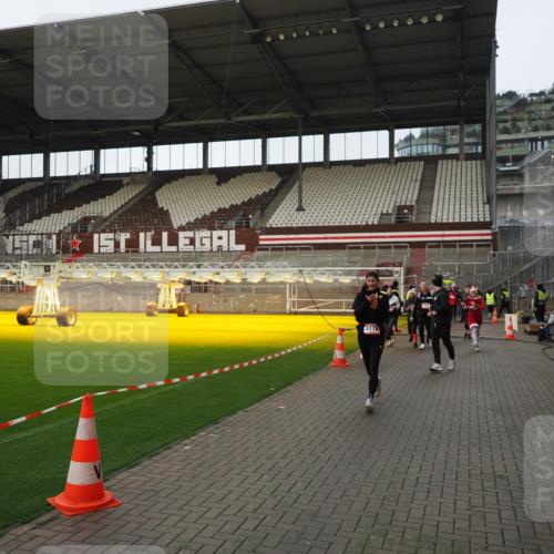 07.12.2025 - St. Pauli X-Mass-Run No. 15 Fabian Wolf http://msf.ph/oto/9424185 07.12.2025 12:05:51 Ziel 5, 6, 3106, 3107, 3137, 4176, 4307, 4326, 4327, 4357 meine-sportfotos.de