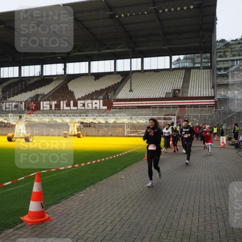 07.12.2025 - St. Pauli X-Mass-Run No. 15 Fabian Wolf http://msf.ph/oto/9424187 07.12.2025 12:05:52 Ziel 5, 6, 760, 768, 3106, 3107, 3137, 4176, 4307, 4326, 4327, 4357 meine-sportfotos.de