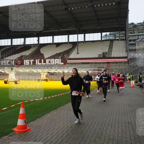 07.12.2025 - St. Pauli X-Mass-Run No. 15 Fabian Wolf http://msf.ph/oto/9424188 07.12.2025 12:05:53 Ziel 5, 6, 760, 768, 3106, 3107, 3137, 4176, 4307, 4326, 4327, 4357 meine-sportfotos.de