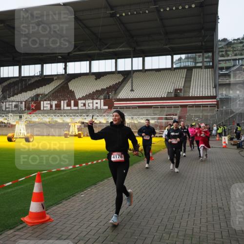 07.12.2025 - St. Pauli X-Mass-Run No. 15 Fabian Wolf http://msf.ph/oto/9424189 07.12.2025 12:05:53 Ziel 5, 6, 760, 768, 3106, 3107, 3137, 4176, 4307, 4326, 4327, 4357 meine-sportfotos.de