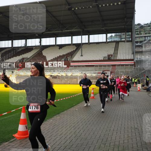 07.12.2025 - St. Pauli X-Mass-Run No. 15 Fabian Wolf http://msf.ph/oto/9424192 07.12.2025 12:05:53 Ziel 5, 6, 760, 768, 3106, 3107, 3137, 4176, 4307, 4326, 4327, 4357 meine-sportfotos.de