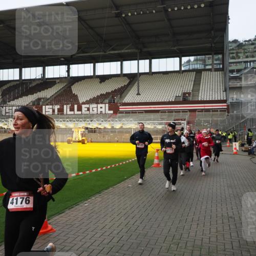 07.12.2025 - St. Pauli X-Mass-Run No. 15 Fabian Wolf http://msf.ph/oto/9424193 07.12.2025 12:05:54 Ziel 5, 6, 760, 768, 3106, 3107, 3137, 4019, 4020, 4176, 4307, 4326, 4327, 4357 meine-sportfotos.de
