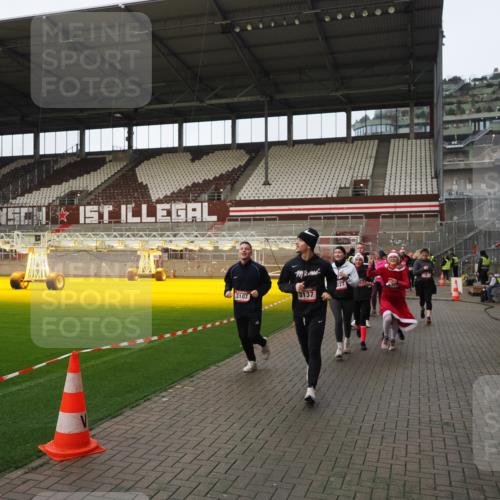 07.12.2025 - St. Pauli X-Mass-Run No. 15 Fabian Wolf http://msf.ph/oto/9424195 07.12.2025 12:05:54 Ziel 5, 6, 760, 768, 3106, 3107, 3137, 4019, 4020, 4176, 4307, 4326, 4327, 4357 meine-sportfotos.de