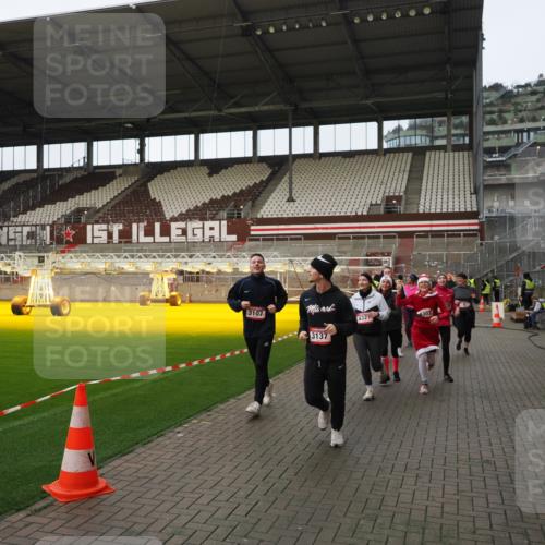 07.12.2025 - St. Pauli X-Mass-Run No. 15 Fabian Wolf http://msf.ph/oto/9424196 07.12.2025 12:05:54 Ziel 5, 6, 760, 768, 3106, 3107, 3137, 4019, 4020, 4176, 4307, 4326, 4327, 4357 meine-sportfotos.de