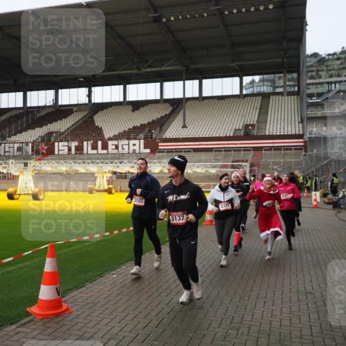 07.12.2025 - St. Pauli X-Mass-Run No. 15 Fabian Wolf http://msf.ph/oto/9424198 07.12.2025 12:05:55 Ziel 5, 6, 760, 768, 3106, 3107, 3137, 4019, 4020, 4176, 4307, 4326, 4327, 4357 meine-sportfotos.de