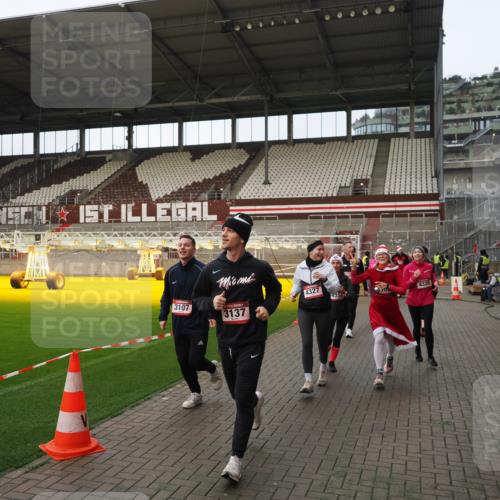 07.12.2025 - St. Pauli X-Mass-Run No. 15 Fabian Wolf http://msf.ph/oto/9424199 07.12.2025 12:05:55 Ziel 5, 6, 760, 768, 3106, 3107, 3137, 4019, 4020, 4176, 4307, 4326, 4327, 4357 meine-sportfotos.de