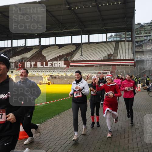 07.12.2025 - St. Pauli X-Mass-Run No. 15 Fabian Wolf http://msf.ph/oto/9424203 07.12.2025 12:05:56 Ziel 5, 6, 760, 768, 3106, 3107, 3137, 4019, 4020, 4176, 4307, 4326, 4327, 4357 meine-sportfotos.de