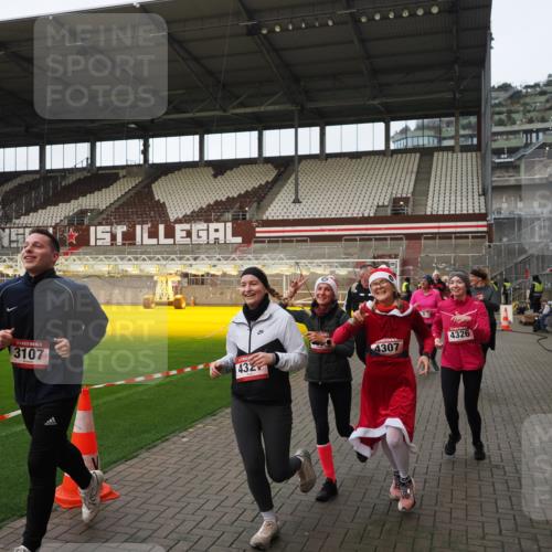 07.12.2025 - St. Pauli X-Mass-Run No. 15 Fabian Wolf http://msf.ph/oto/9424204 07.12.2025 12:05:56 Ziel 5, 6, 760, 768, 3106, 3107, 3137, 4019, 4020, 4176, 4307, 4326, 4327, 4357 meine-sportfotos.de