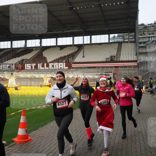 07.12.2025 - St. Pauli X-Mass-Run No. 15 Fabian Wolf http://msf.ph/oto/9424205 07.12.2025 12:05:56 Ziel 5, 6, 760, 768, 3106, 3107, 3137, 4019, 4020, 4176, 4307, 4326, 4327, 4357 meine-sportfotos.de