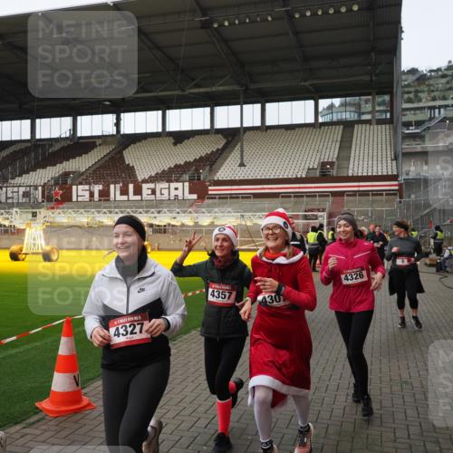 07.12.2025 - St. Pauli X-Mass-Run No. 15 Fabian Wolf http://msf.ph/oto/9424206 07.12.2025 12:05:56 Ziel 5, 6, 760, 768, 3106, 3107, 3137, 4019, 4020, 4176, 4307, 4326, 4327, 4357 meine-sportfotos.de