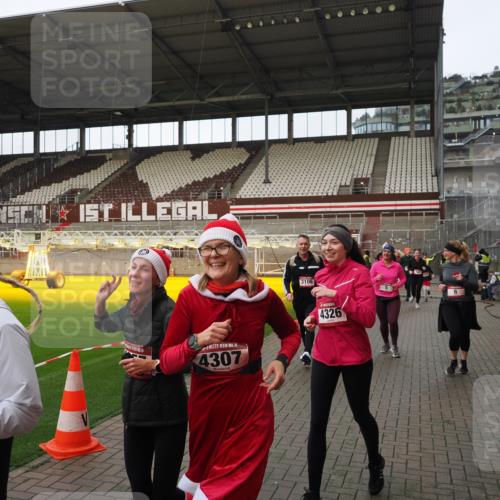 07.12.2025 - St. Pauli X-Mass-Run No. 15 Fabian Wolf http://msf.ph/oto/9424208 07.12.2025 12:05:57 Ziel 5, 6, 760, 768, 1038, 3106, 3107, 3137, 4019, 4020, 4176, 4307, 4326, 4327, 4357 meine-sportfotos.de