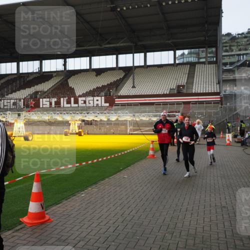 07.12.2025 - St. Pauli X-Mass-Run No. 15 Fabian Wolf http://msf.ph/oto/9424220 07.12.2025 12:06:00 Ziel 5, 6, 760, 768, 1038, 3106, 3107, 3137, 4019, 4020, 4176, 4307, 4326, 4327, 4357, 4405, 4413 meine-sportfotos.de
